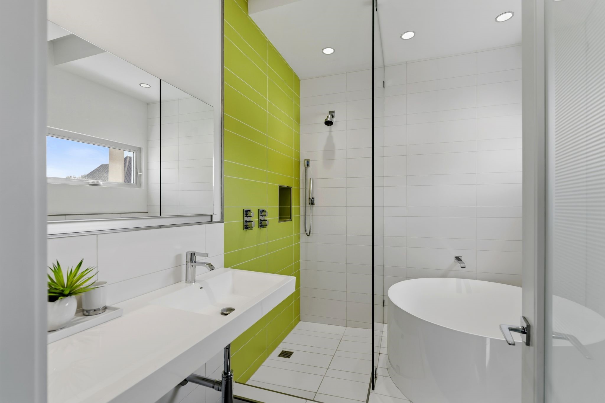 1509 Banks Street Houston, TX 77006 - Photo 28 of 40 a bathroom with a bathtub a sink and a mirror