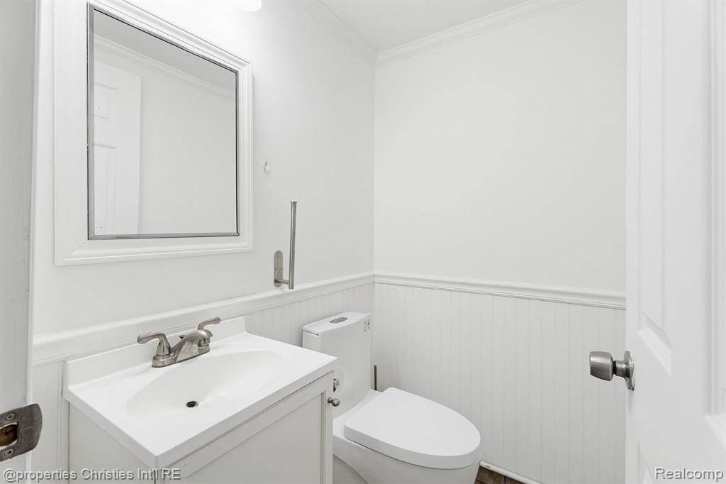 8700 Common Road Warren, MI 48093 - Photo 17 of 38