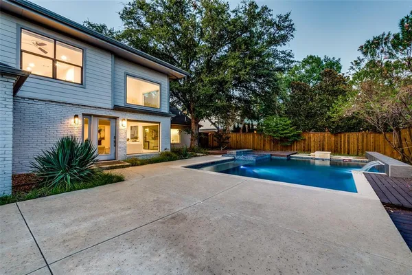 a view of a house with backyard and a garden