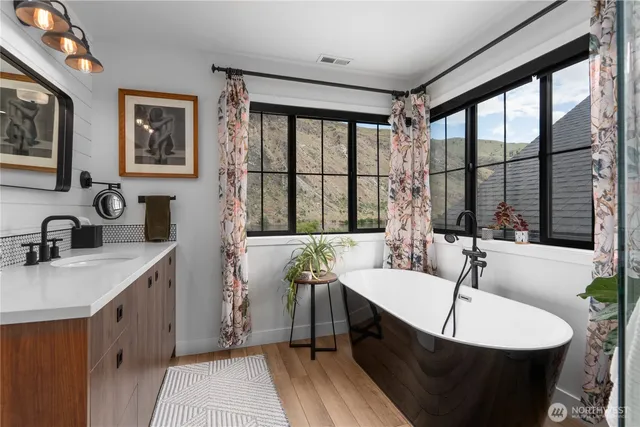 $1,325,250 | 485 Hidden Lane, Chelan, WA 98816