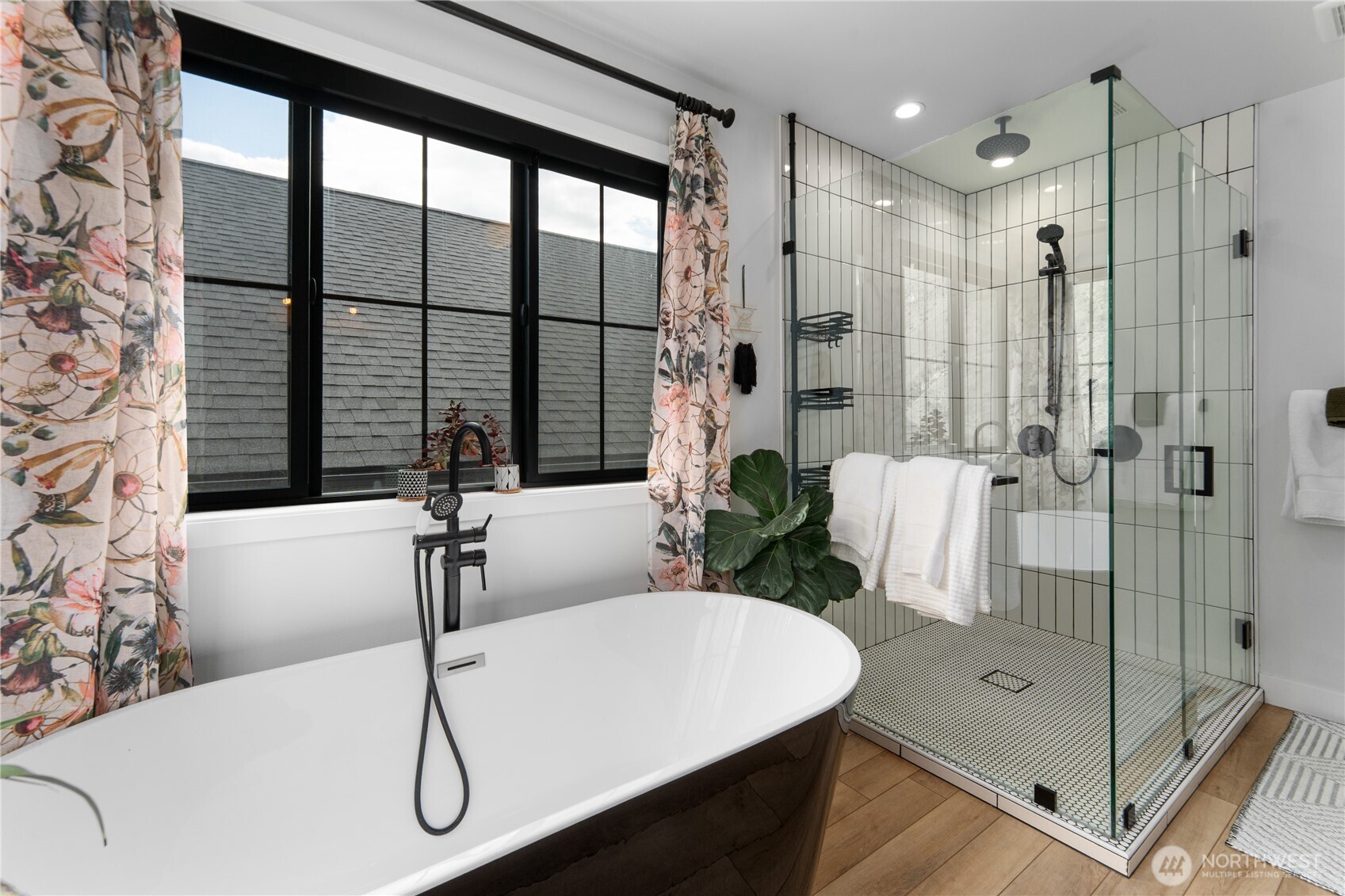 485 Hidden Lane Chelan, WA 98816 - Photo 28 of 40 a bathroom with a tub and shower