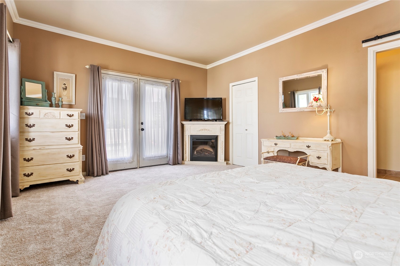 107 South Pass Road, Unit 32 Nooksack, WA 98276 - Photo 25 of 40 a large bedroom with a bed and a television