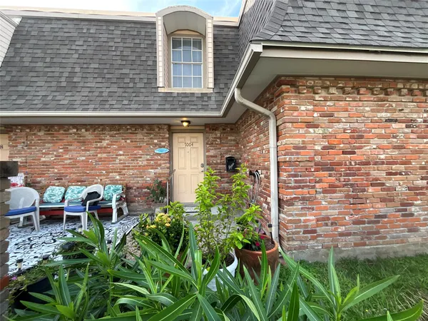 a view of a backyard with plants