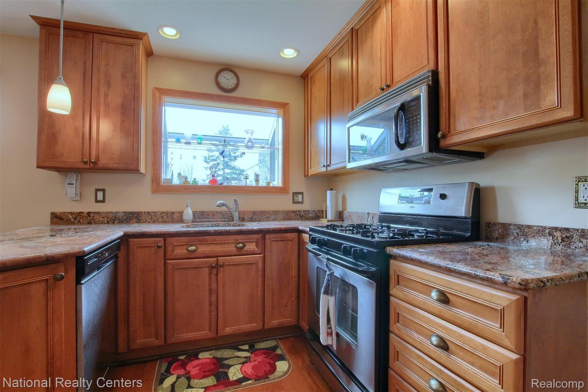 24540 Park Ridge Court Novi, MI 48375 - Photo 9 of 27 9-Kitchen.jpg