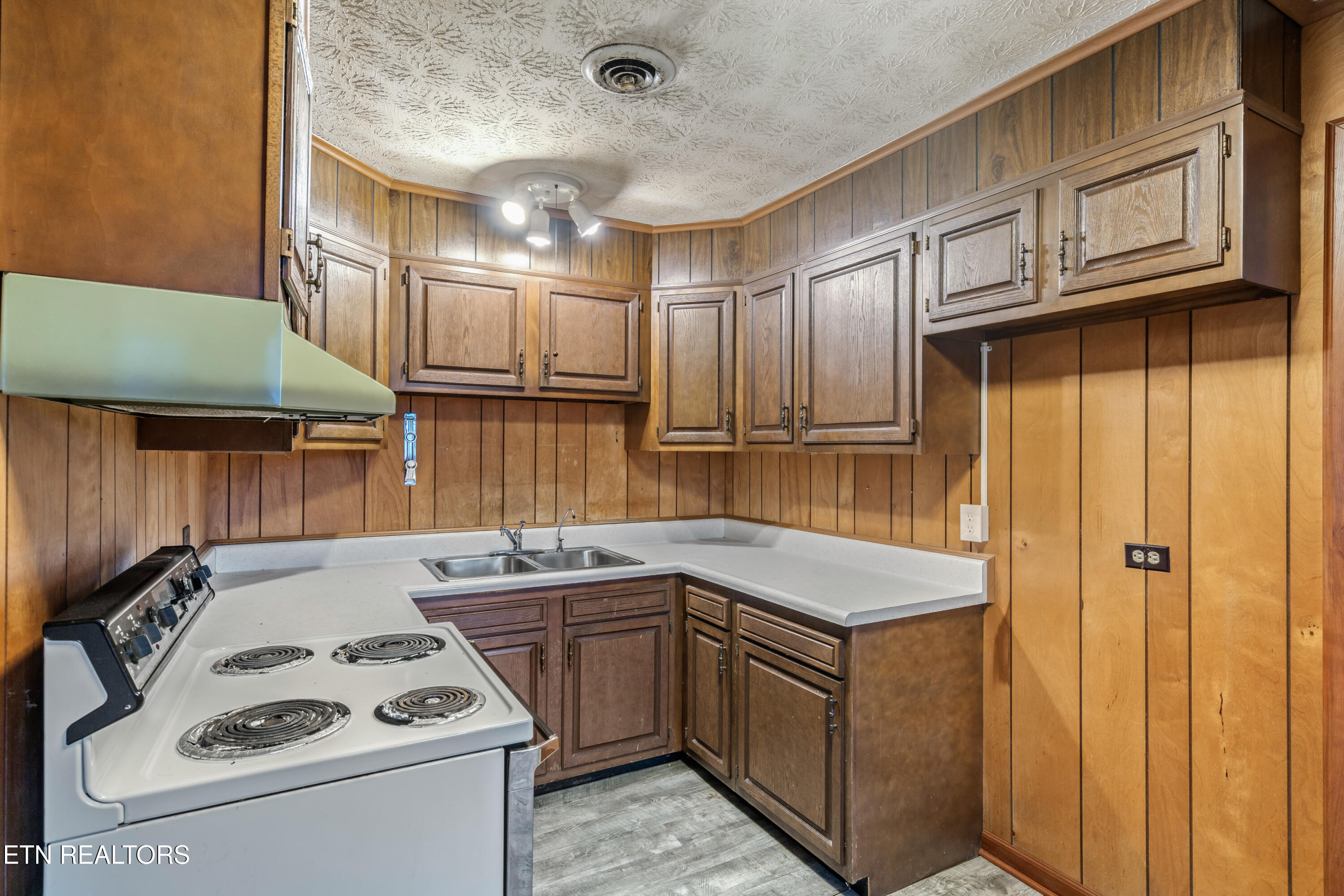 135 Princeton Avenue Oak Ridge, TN 37830 - Photo 12 of 28 135 Princeton Ave-13