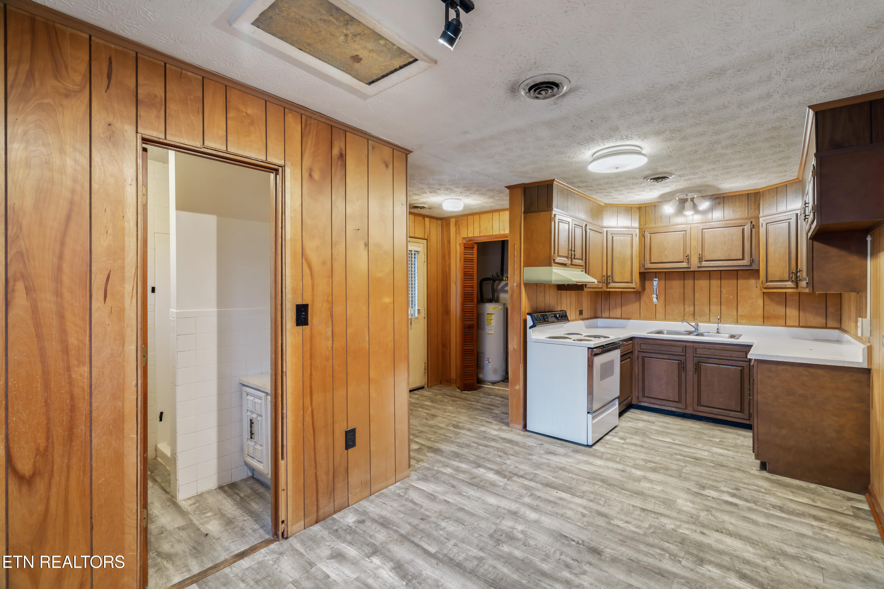 135 Princeton Avenue Oak Ridge, TN 37830 - Photo 13 of 28 135 Princeton Ave-14