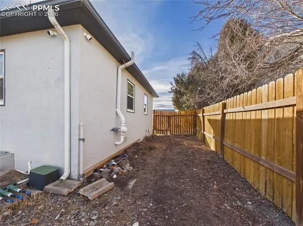 a view of a backyard