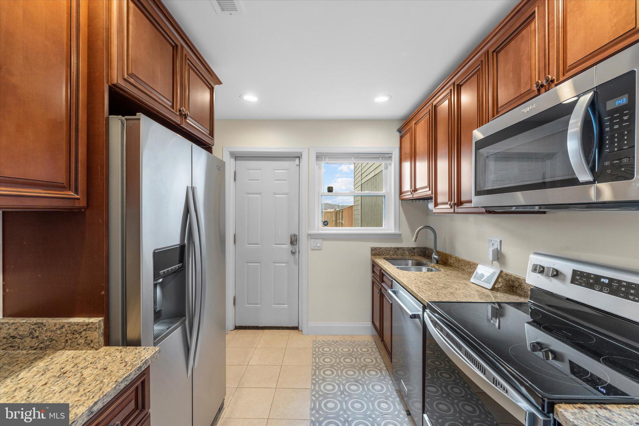 1527 K Street Southeast Washington, DC 20003 - Photo 6 of 22 Stainless Appliances