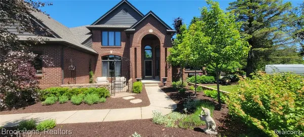$899,999 | 1270 Gleneagles, Highland, MI 48357