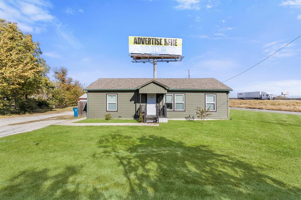 a view of a house with a yard