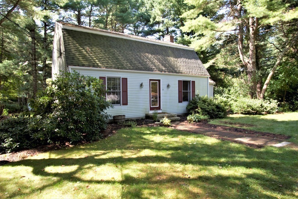 18 Boxford Road Topsfield, MA 01983 - Photo 25 of 25 a backyard of a house with plants and trees