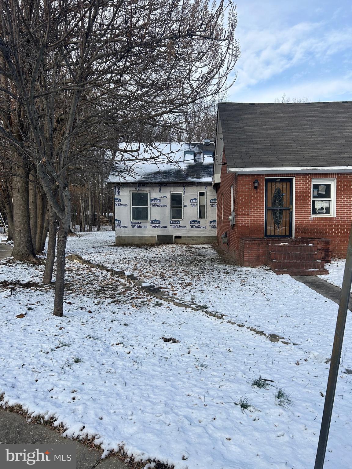 6600 Woodland Road Morningside, MD 20746 - Photo 2 of 100 a front view of a house with a yard