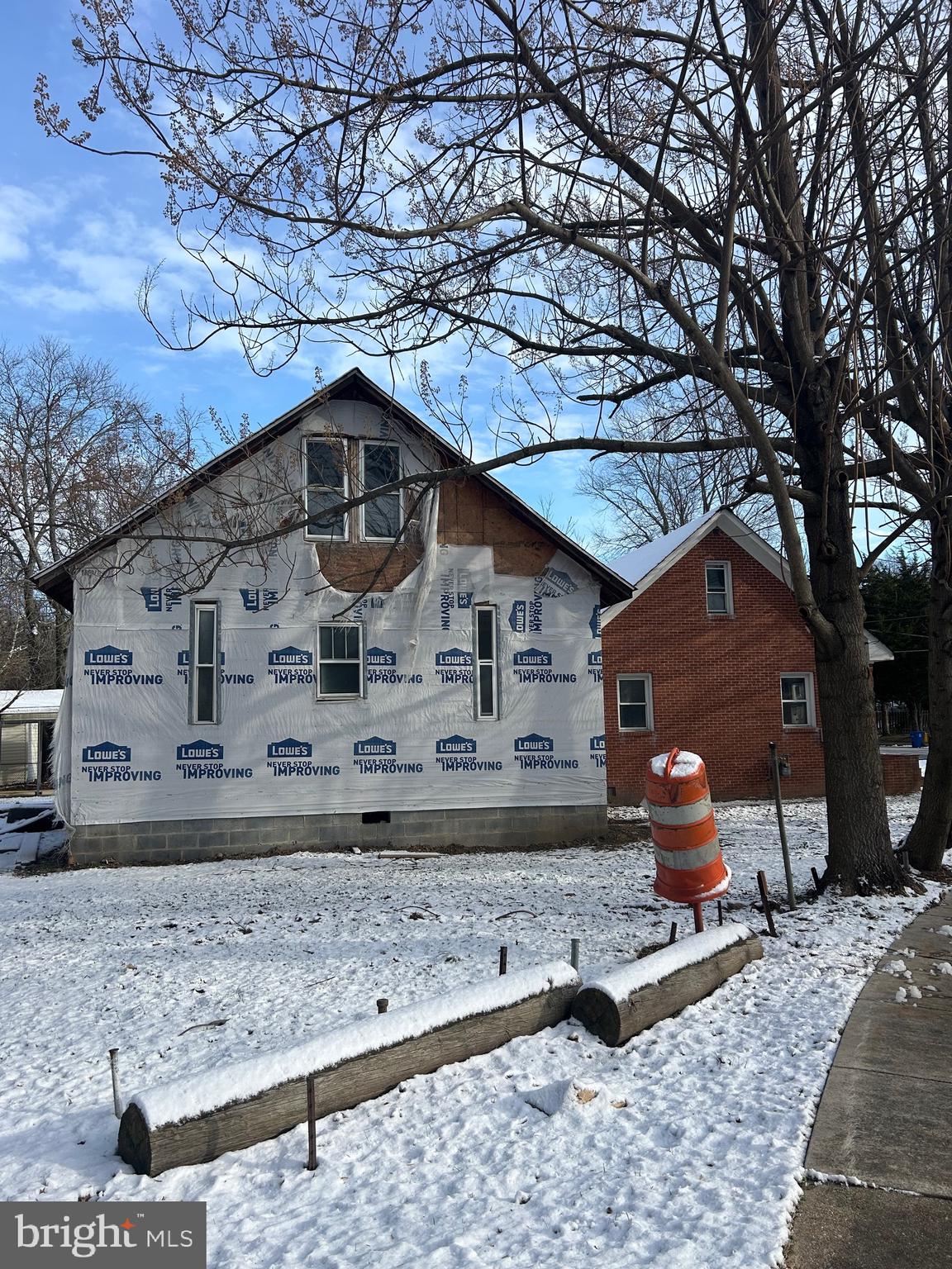 6600 Woodland Road Morningside, MD 20746 - Photo 5 of 100 a front view of a house with a yard