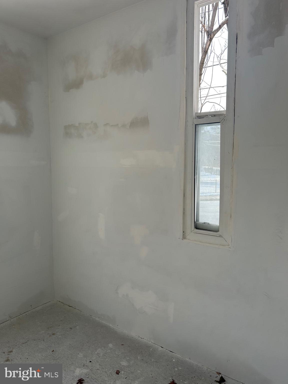 6600 Woodland Road Morningside, MD 20746 - Photo 60 of 100 an empty room with a window