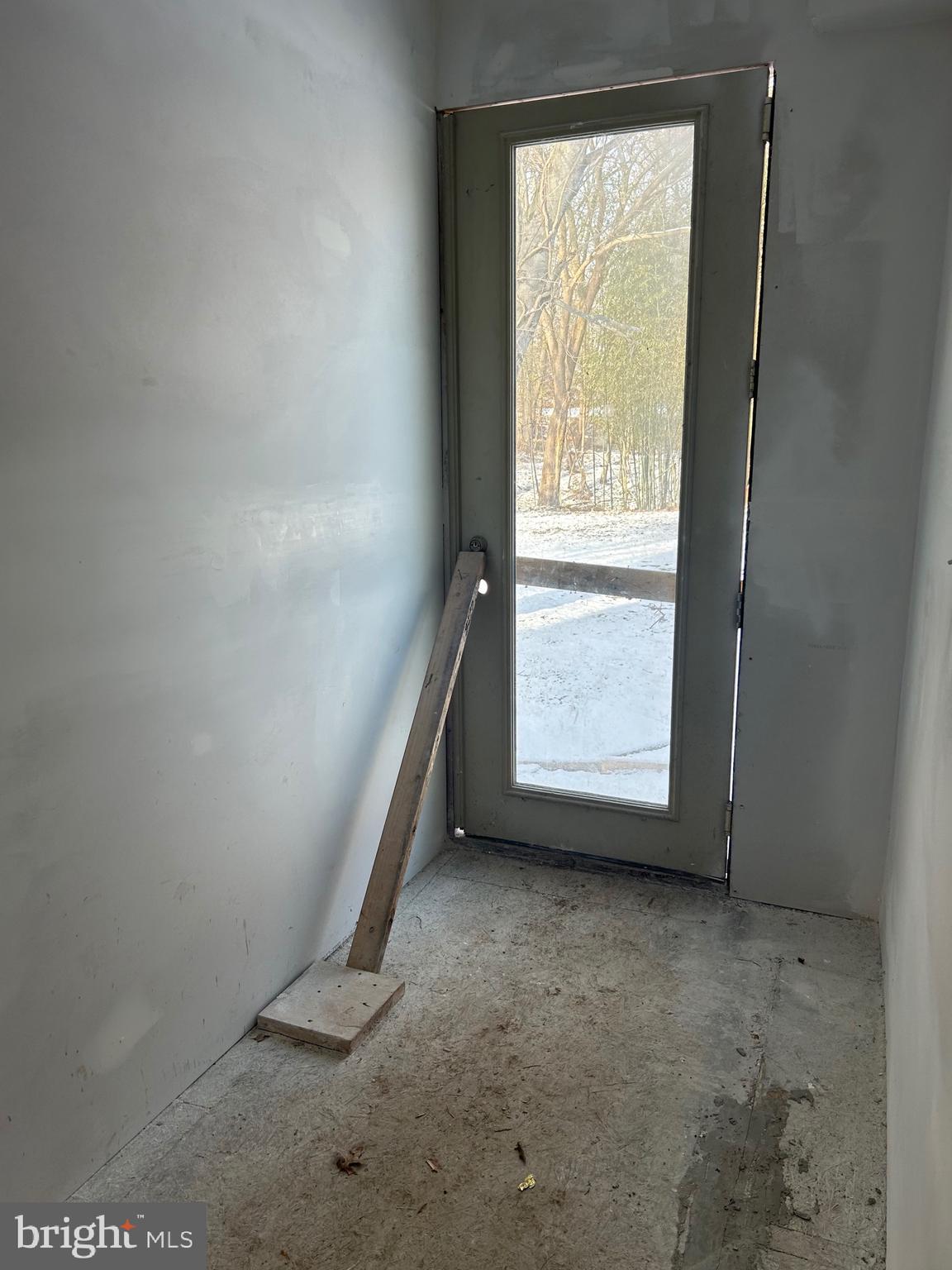 6600 Woodland Road Morningside, MD 20746 - Photo 68 of 100 a view of an empty room and a window