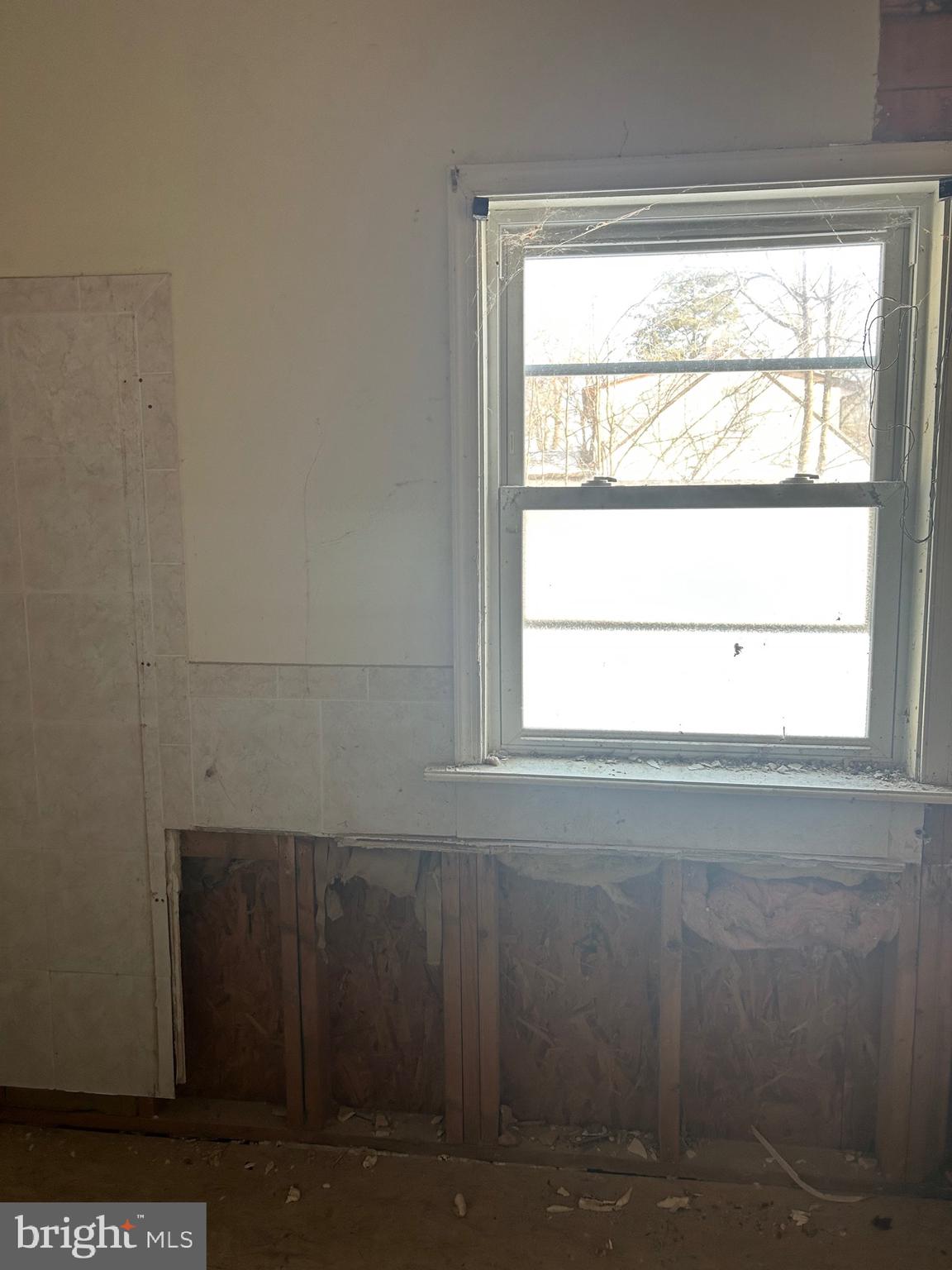 6600 Woodland Road Morningside, MD 20746 - Photo 79 of 100 a view of a window in an empty room