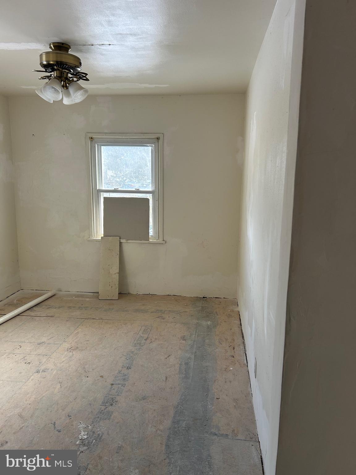 6600 Woodland Road Morningside, MD 20746 - Photo 92 of 100 an empty room with a window
