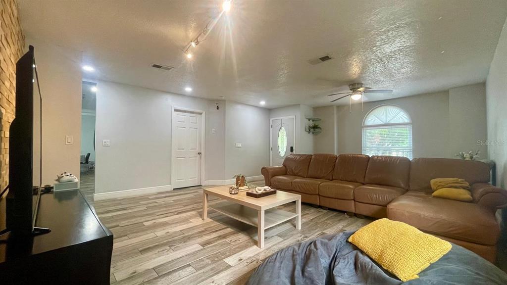 1044 Nin Street Orlando, FL 32835 - Photo 4 of 56