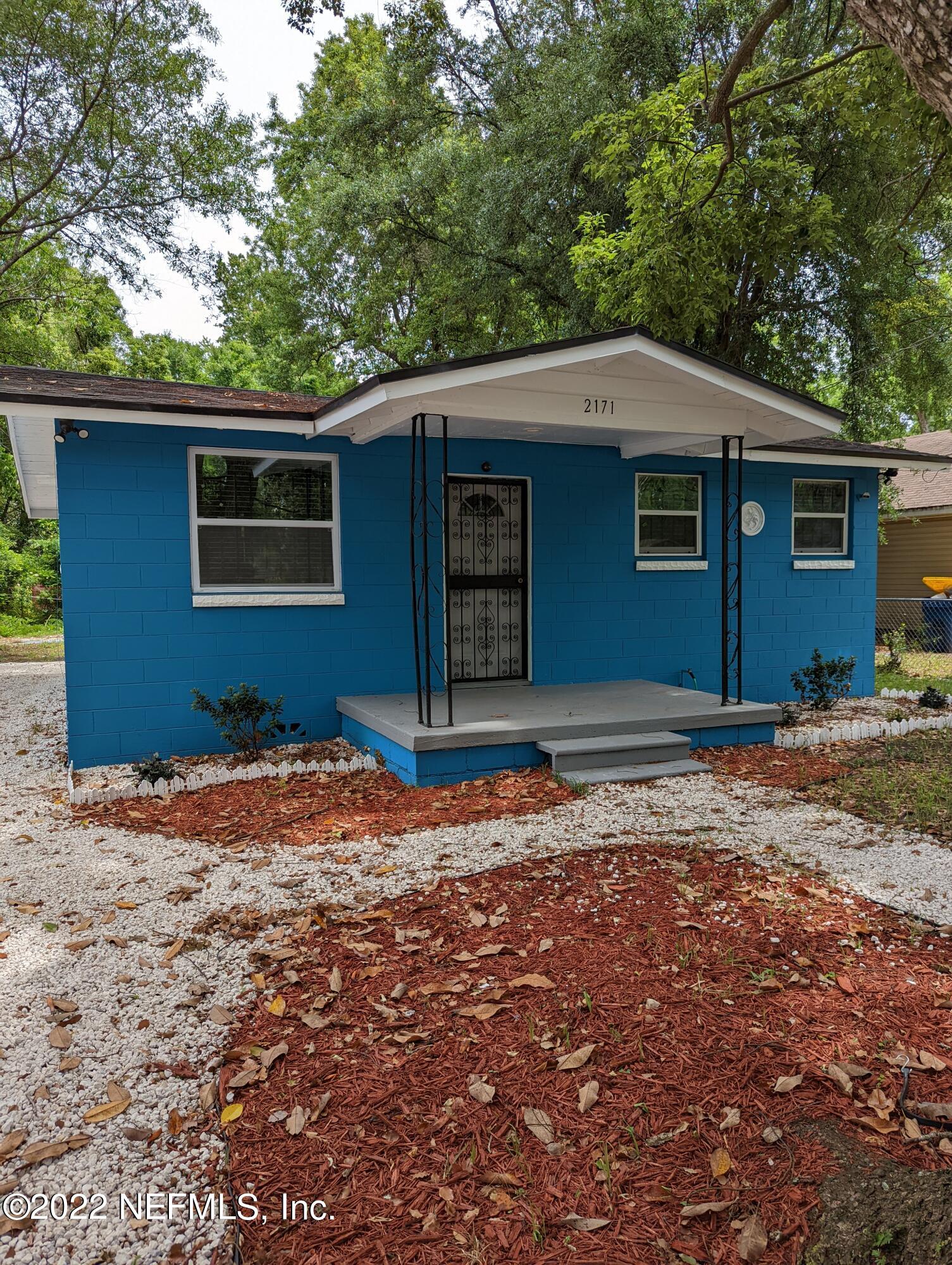 2171 Morehouse Road Jacksonville, FL 32209 - Photo 3 of 17 a house that has a tree in front of it