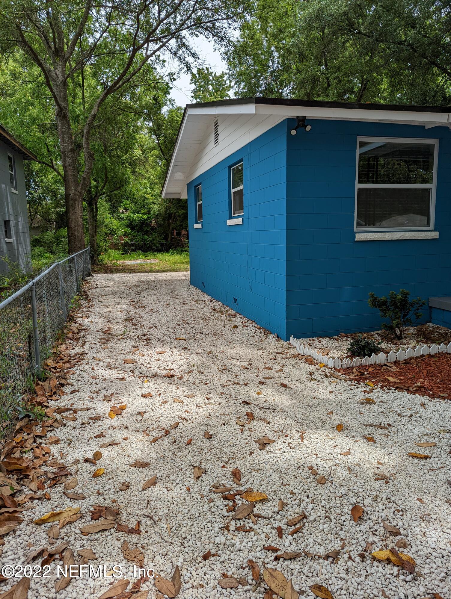 2171 Morehouse Road Jacksonville, FL 32209 - Photo 4 of 17 a view of backyard of house with green space