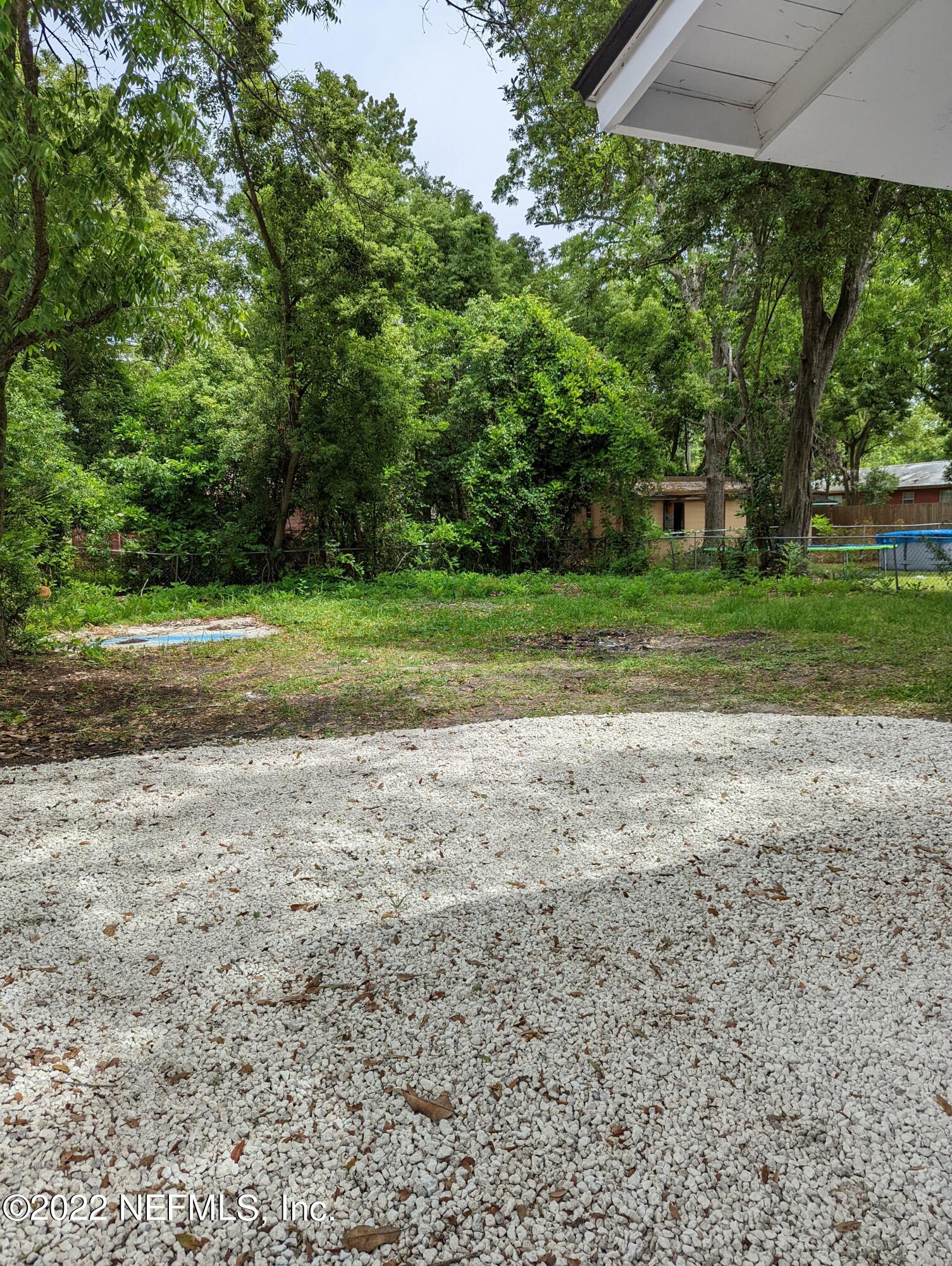 2171 Morehouse Road Jacksonville, FL 32209 - Photo 5 of 17 a view of a backyard with large trees
