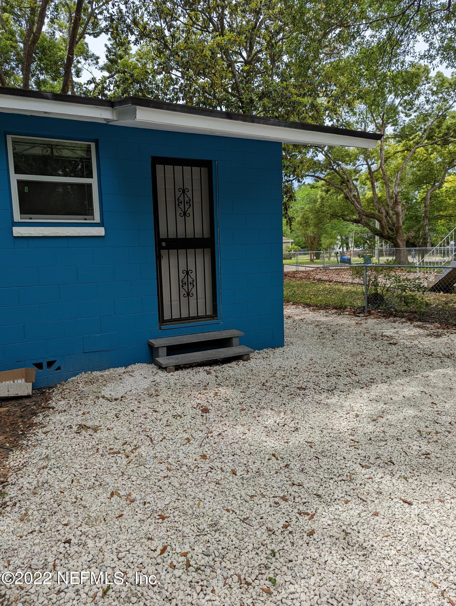 2171 Morehouse Road Jacksonville, FL 32209 - Photo 6 of 17 a house with trees in the background