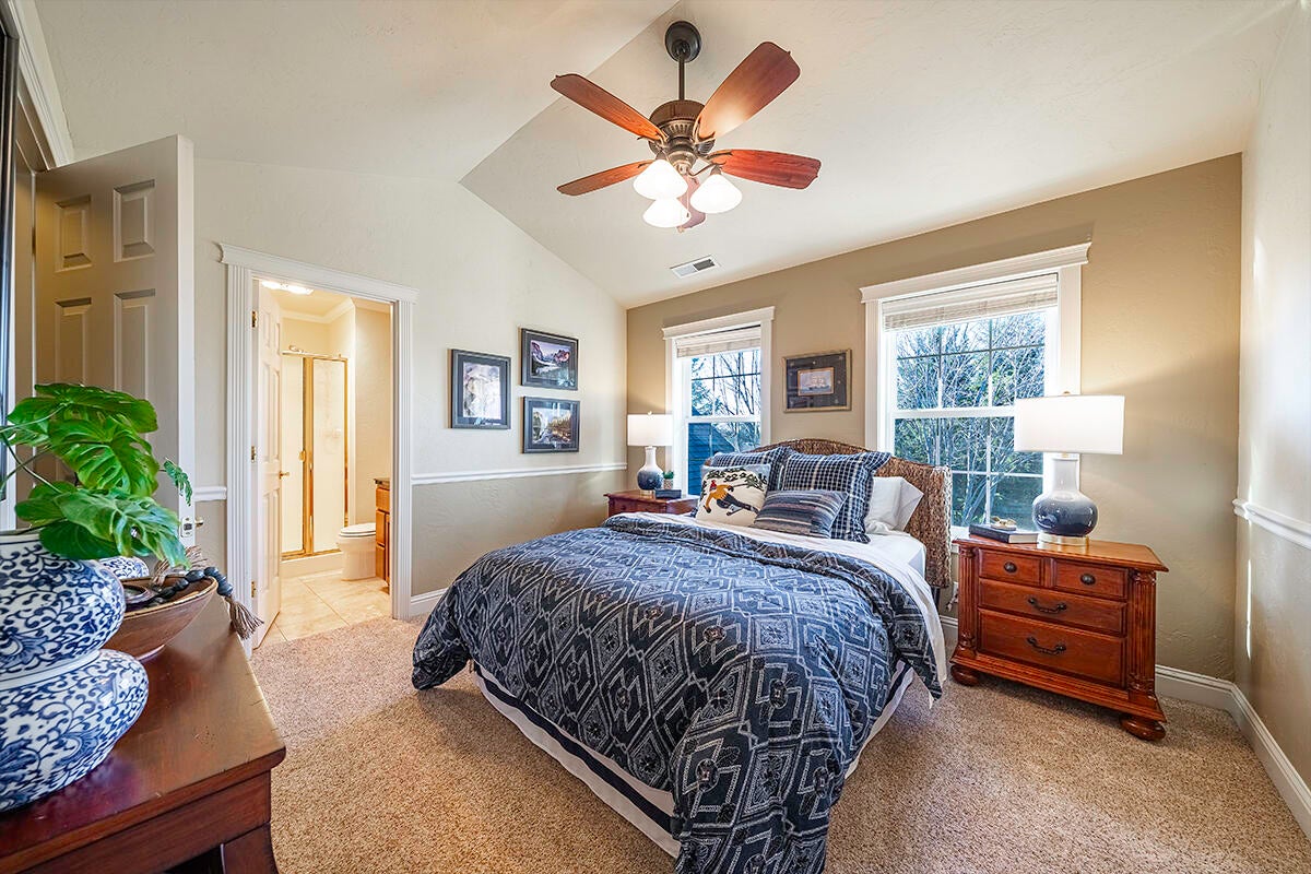 3343 Lone Pine Road Medford, OR 97504 - Photo 16 of 47 Guest Suite With Ensuite & Walk-In Closet