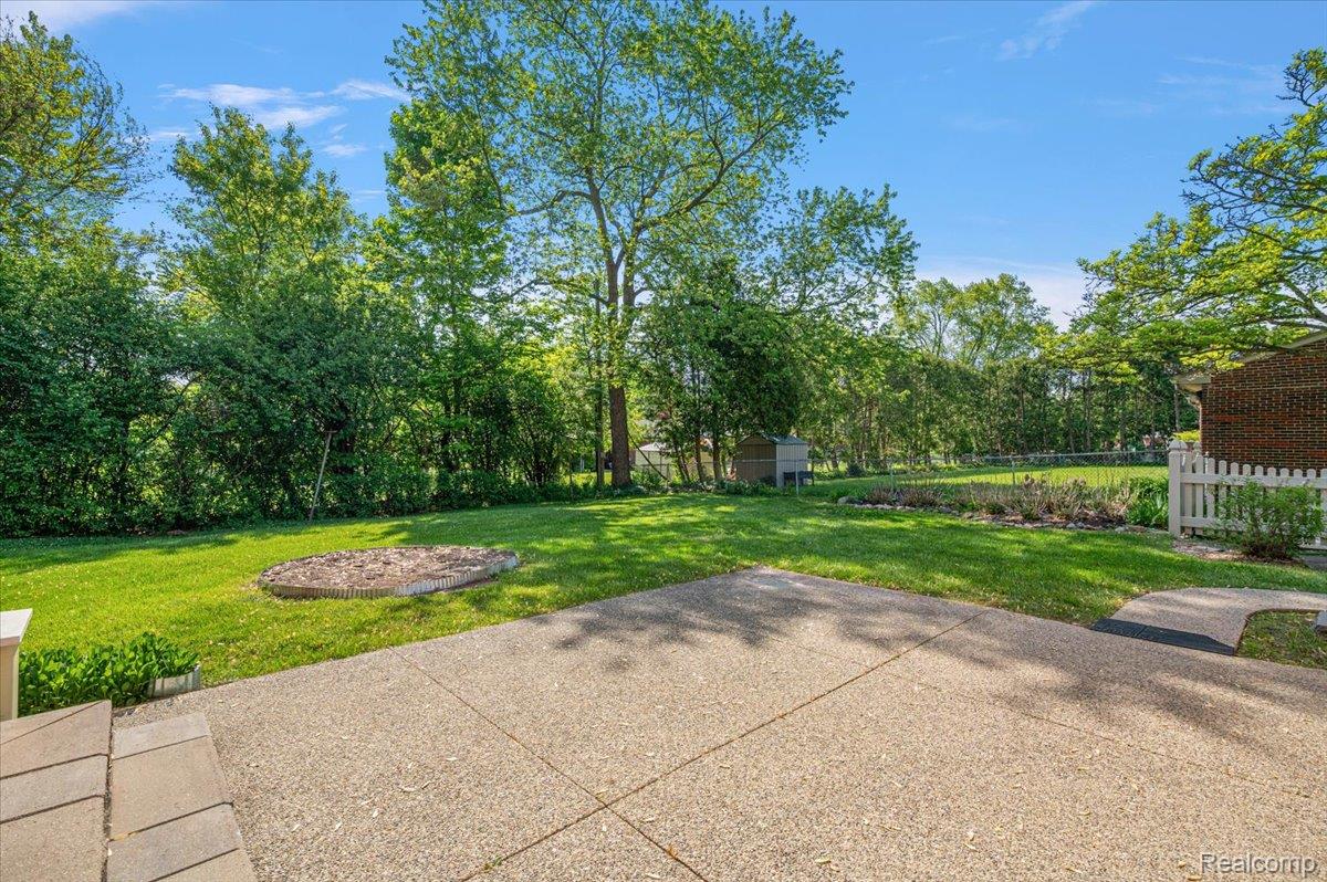 28416 Westerleigh Road Farmington, MI 48334 - Photo 5 of 30 13-18416 Westerleigh Rd-13.jpg