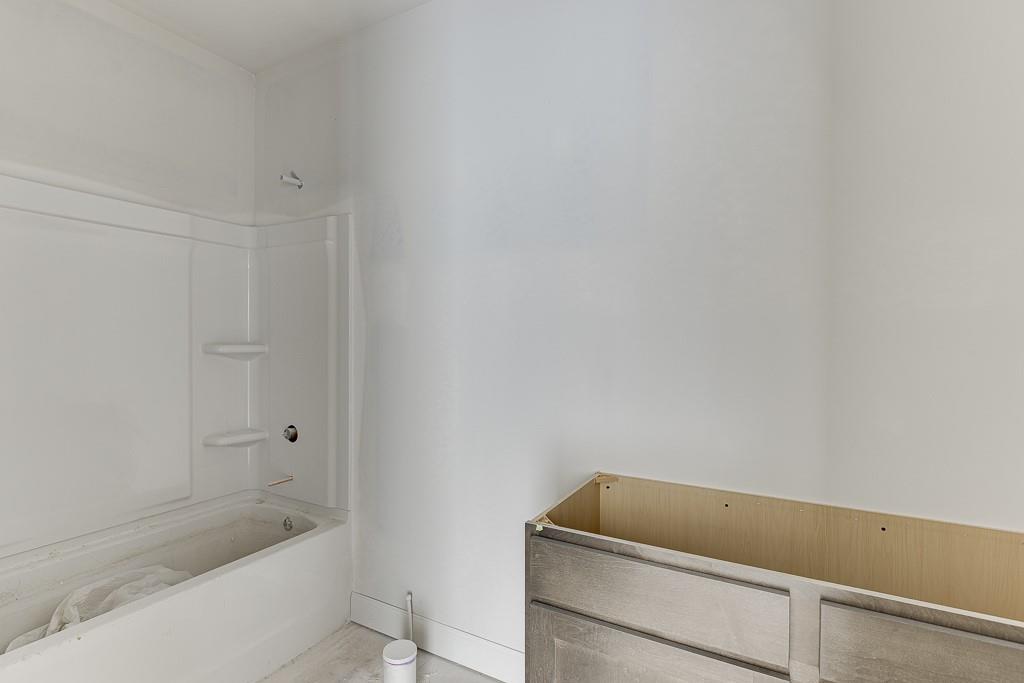 1075 Poppy Lane Jefferson, GA 30549 - Photo 23 of 36 a bathroom with a bathtub