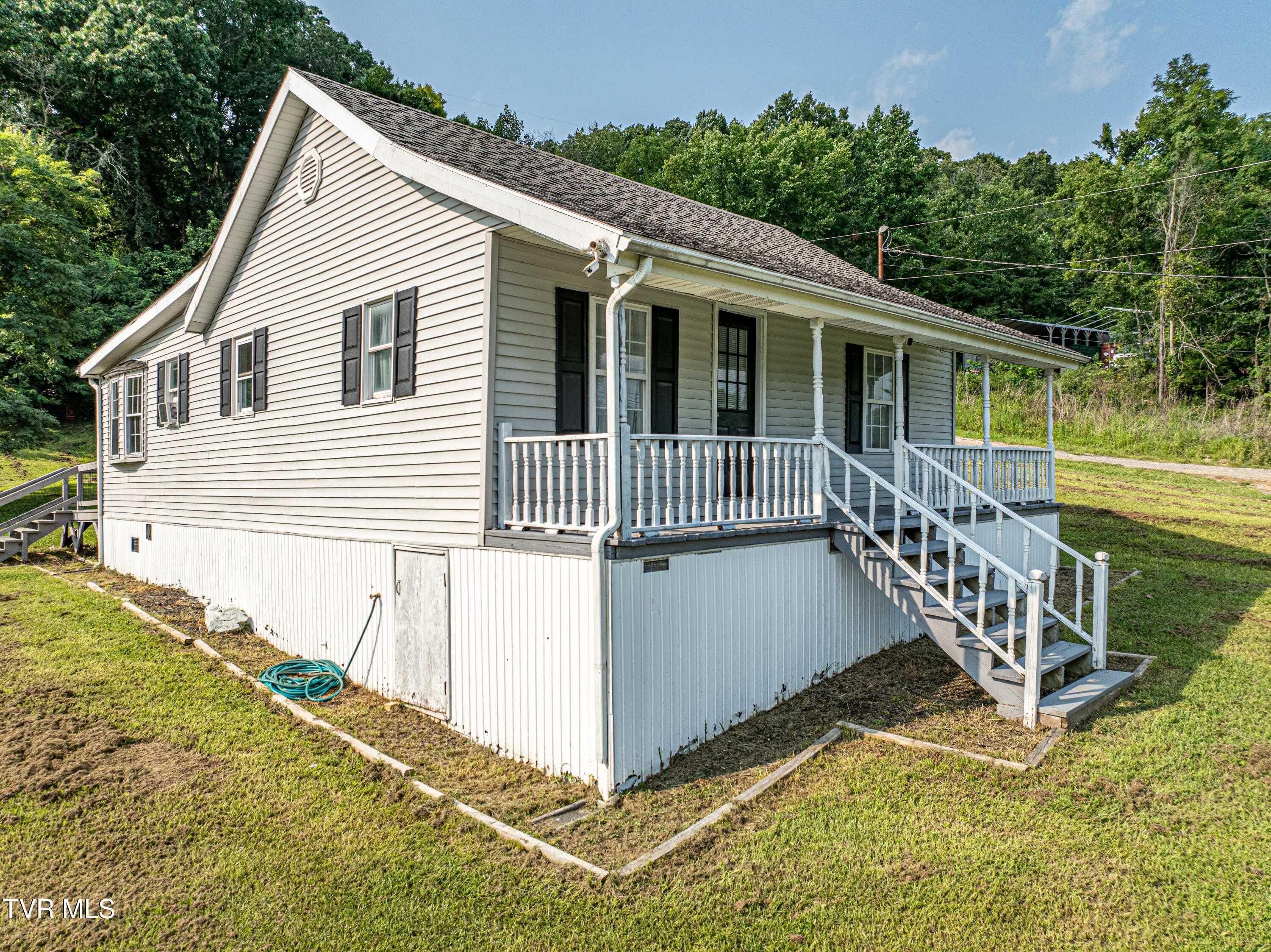 9025 Nininger Road Bristol, VA 24202 - Photo 4 of 46 Left Side of Home