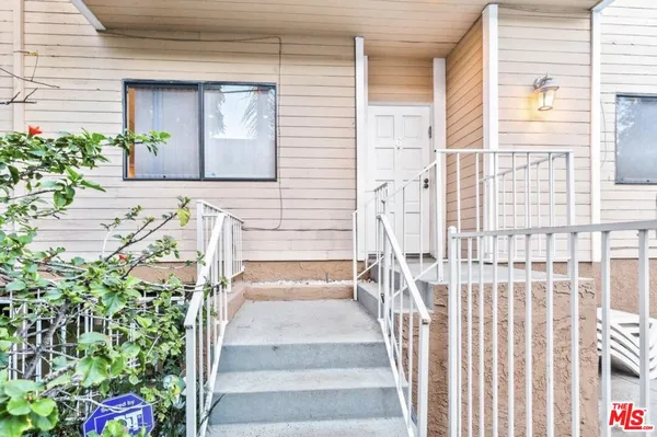 $3,700 | 5340 Wilkinson Avenue, Unit 6, Valley Village, CA 91607