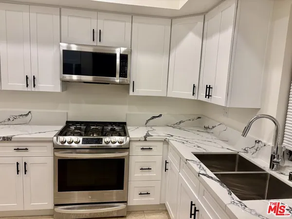 $3,700 | 5340 Wilkinson Avenue, Unit 6, Valley Village, CA 91607