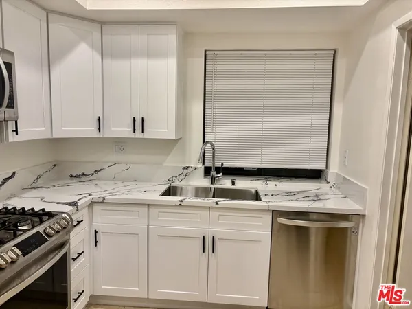 $3,700 | 5340 Wilkinson Avenue, Unit 6, Valley Village, CA 91607