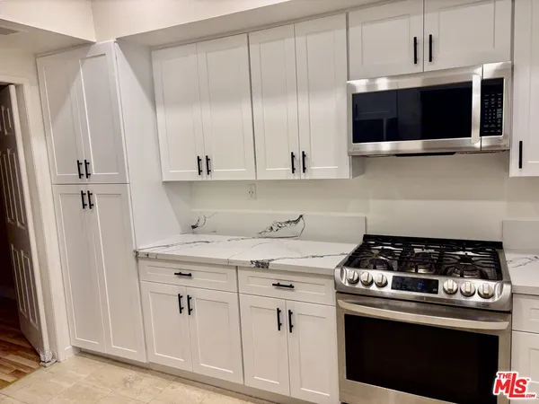 $3,700 | 5340 Wilkinson Avenue, Unit 6, Valley Village, CA 91607