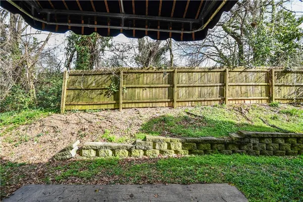 a view of a backyard