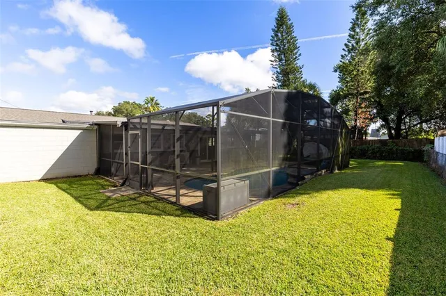 a view of a backyard