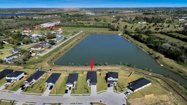 $2,400 | 1027 Bluegill Lane, Alvin, TX 77511