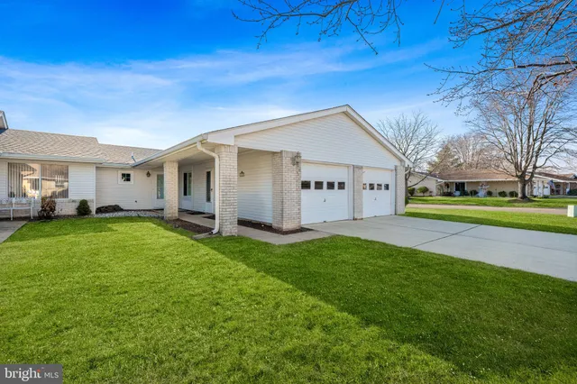a view of a house with a backyard