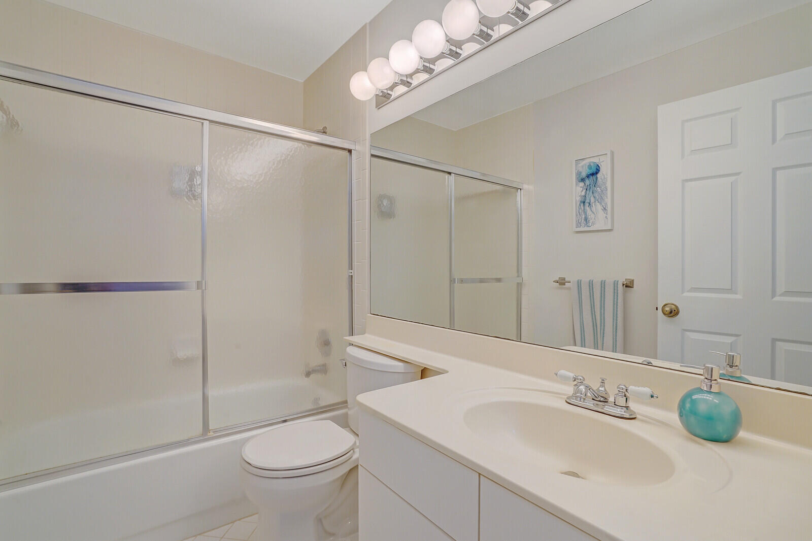 6675 Montego Bay Boulevard, Unit F Boca Raton, FL 33433 - Photo 25 of 33 2ND BATHROOM