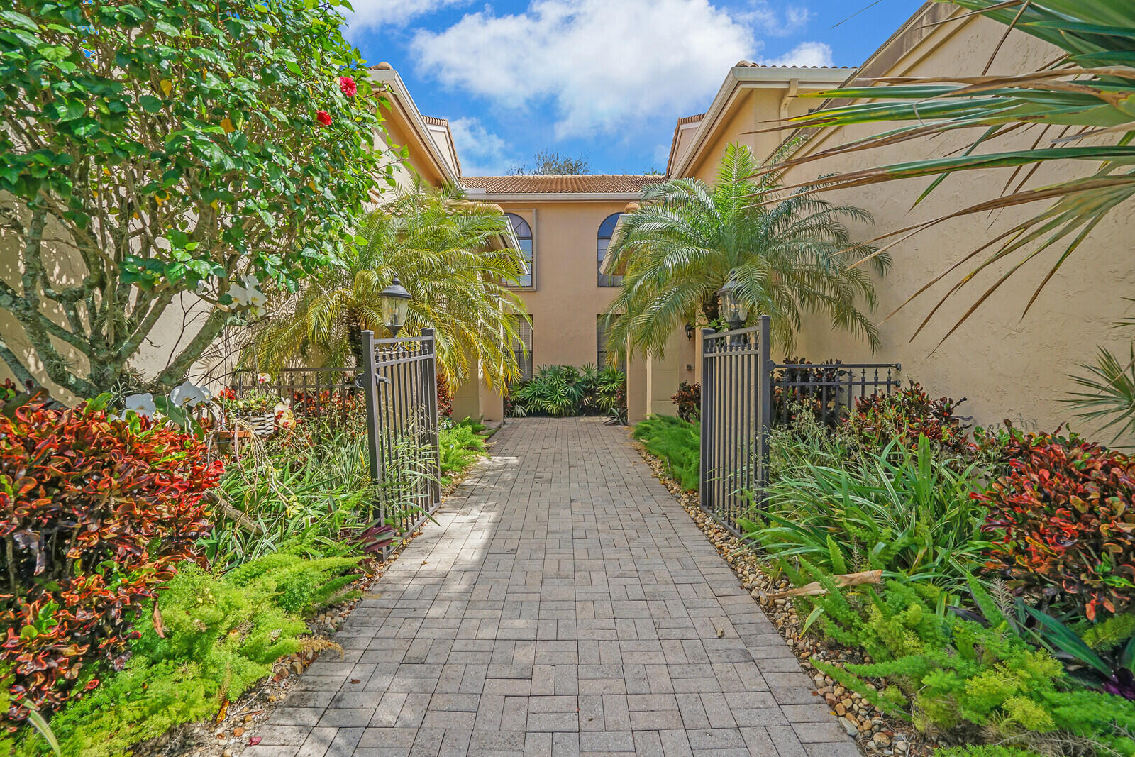 6675 Montego Bay Boulevard, Unit F Boca Raton, FL 33433 - Photo 3 of 33 WALKWAY TO HOUSE