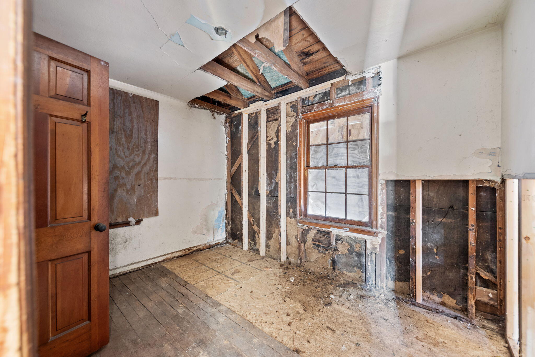 908 East 44th Place Gary, IN 46409 - Photo 7 of 10 2048x1367