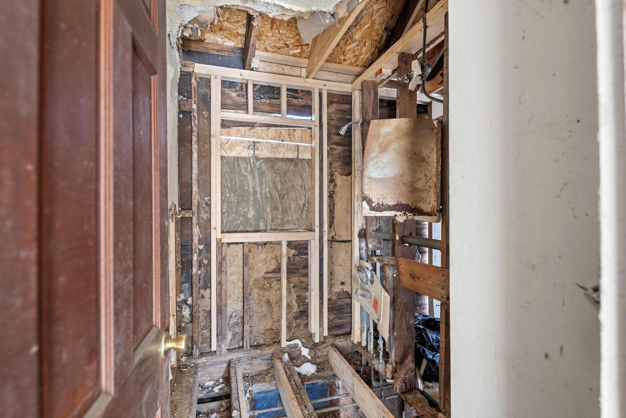 908 East 44th Place Gary, IN 46409 - Photo 8 of 10 2048x1367