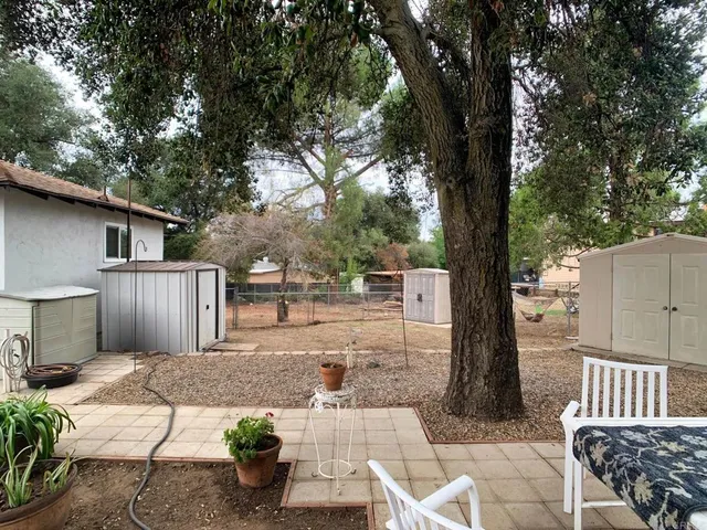 a view of a backyard