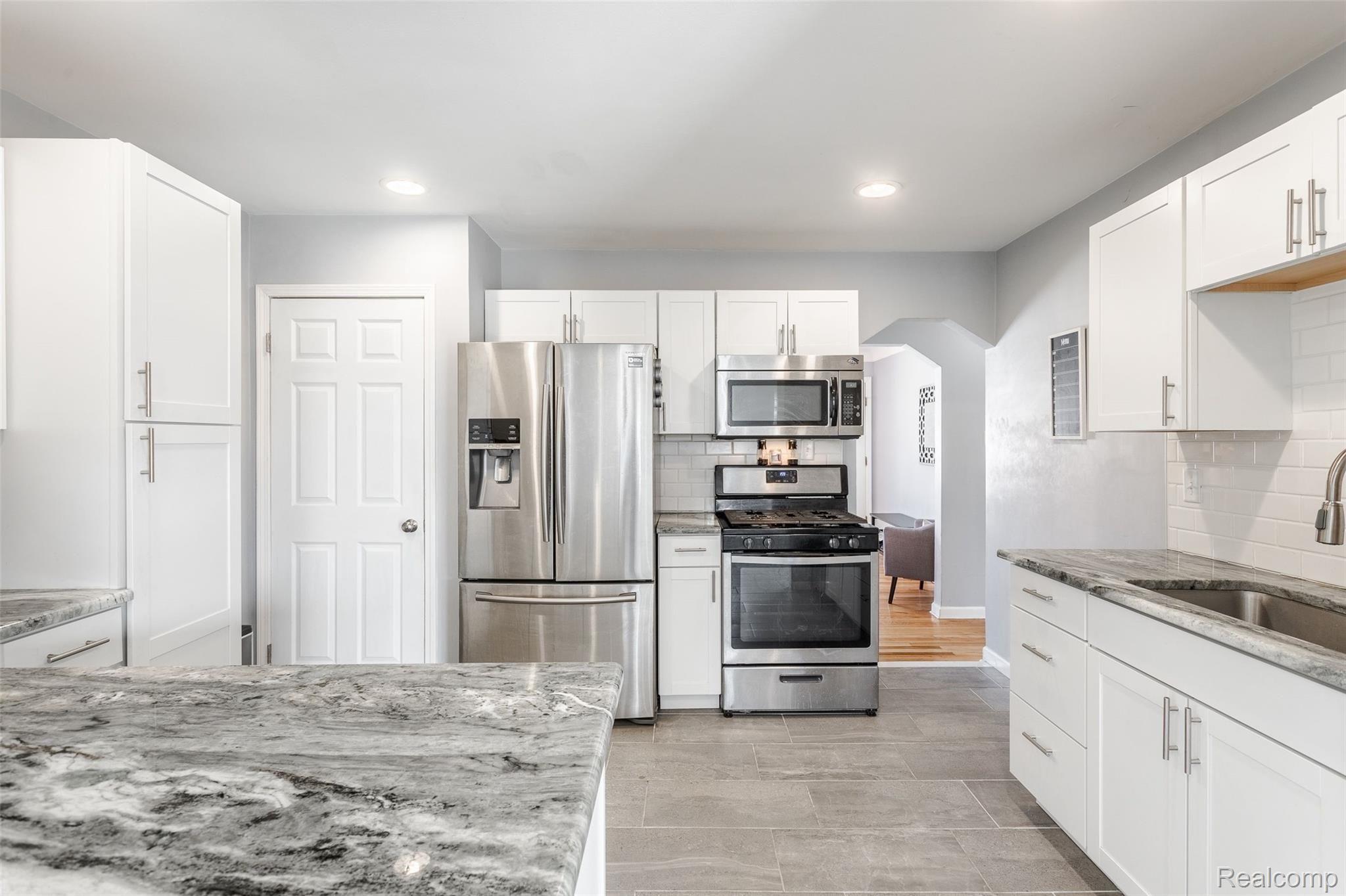 9836 Ruth Avenue Allen Park, MI 48101 - Photo 9 of 30 hVmMpYsk.jpeg