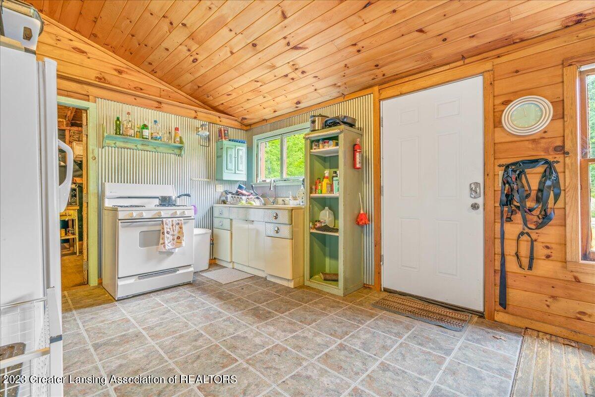 6421 King Road Lewiston, MI 49756 - Photo 5 of 31 15-Media Jett-13