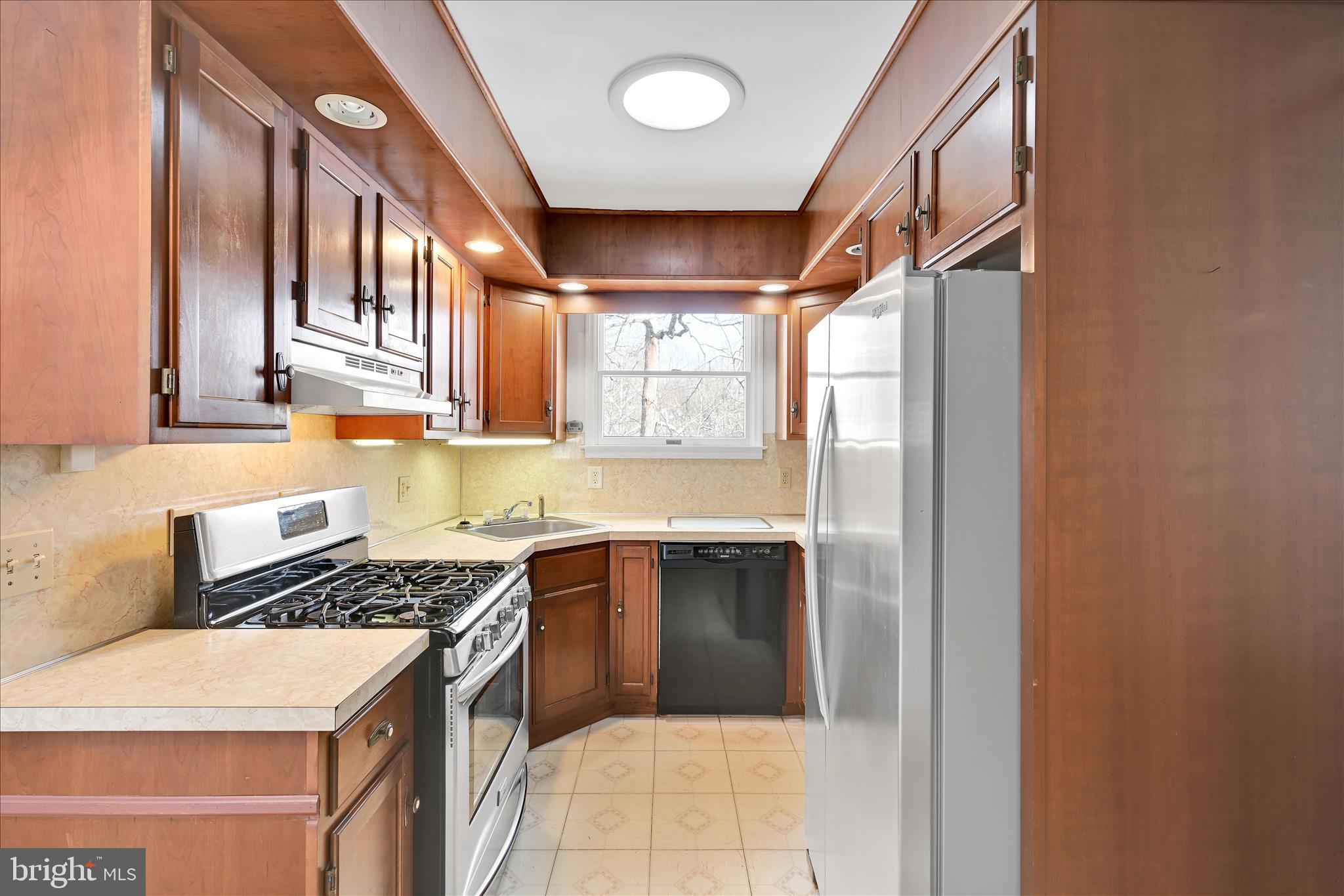 318 Fairview Road Reading, PA 19606 - Photo 15 of 46 Kitchen