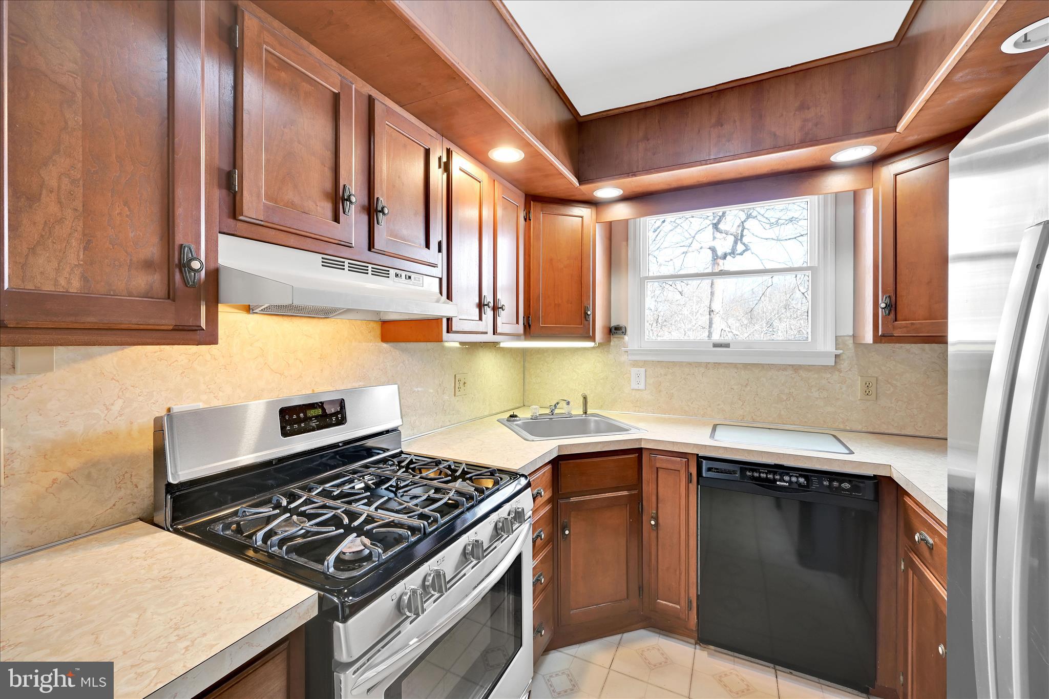 318 Fairview Road Reading, PA 19606 - Photo 16 of 46 Kitchen