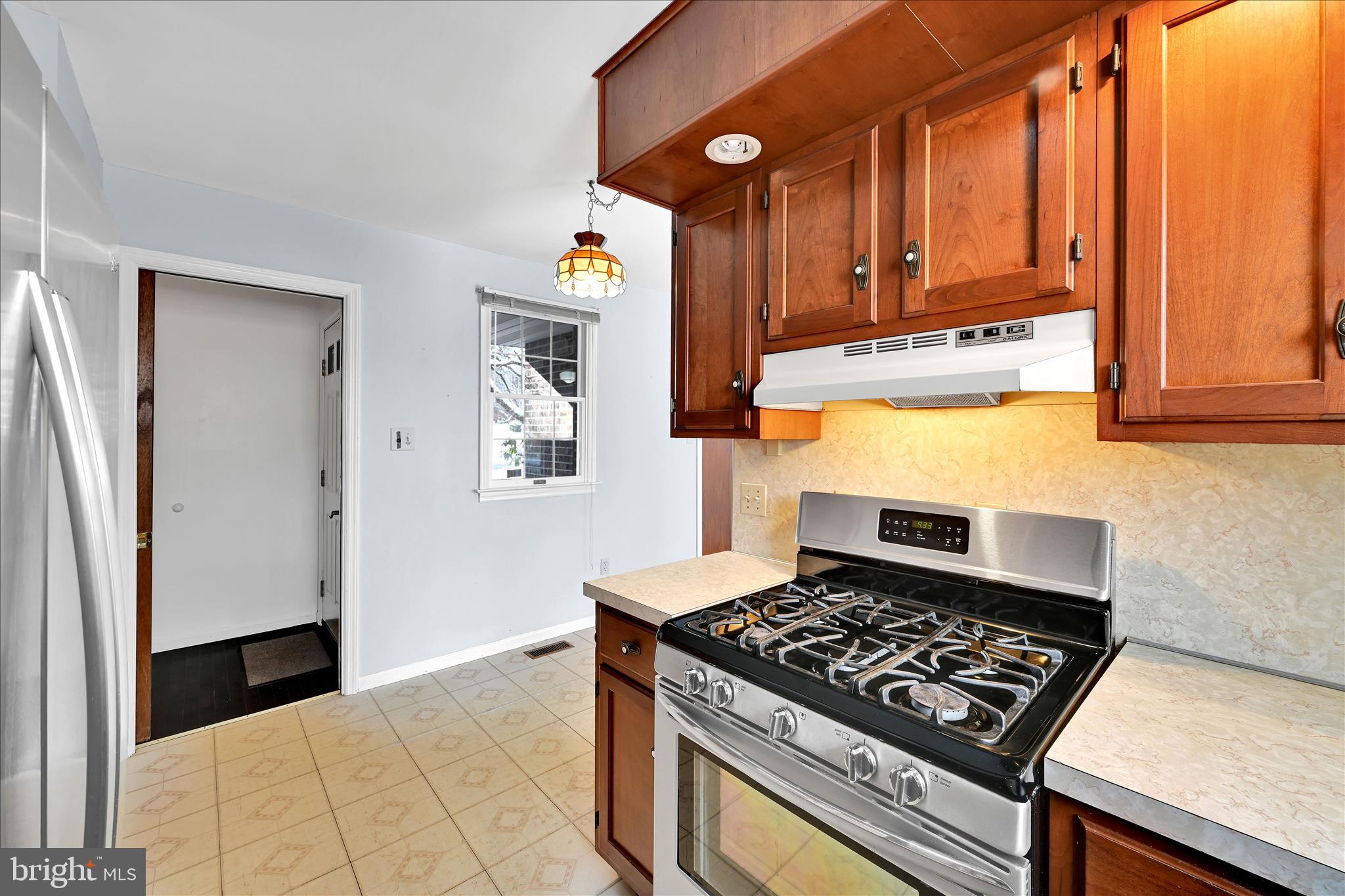 318 Fairview Road Reading, PA 19606 - Photo 17 of 46 Kitchen