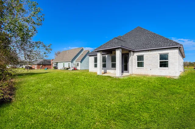 a view of a house with a backyard