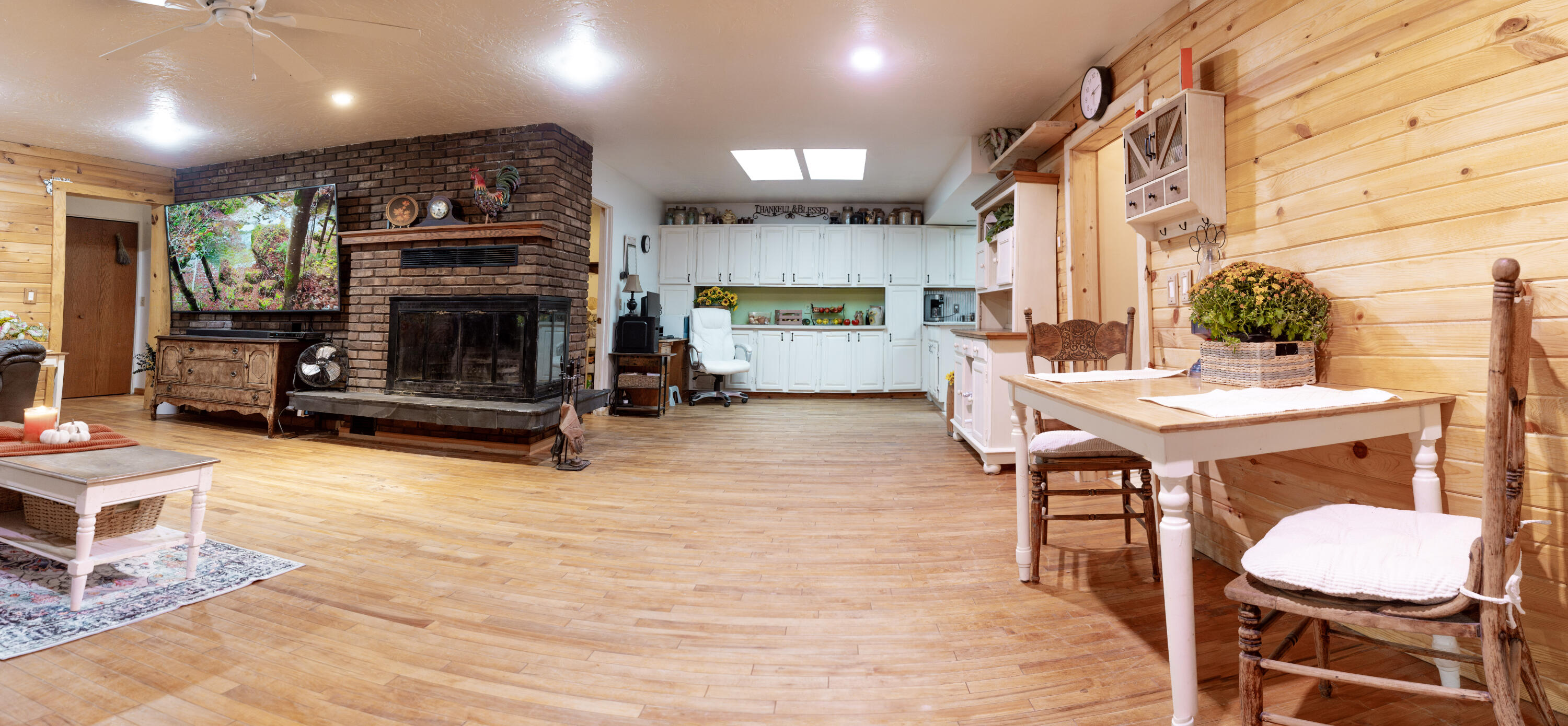 26150 Featherstone Road Sturgis, MI 49091 - Photo 5 of 12 ireenalivingroom2